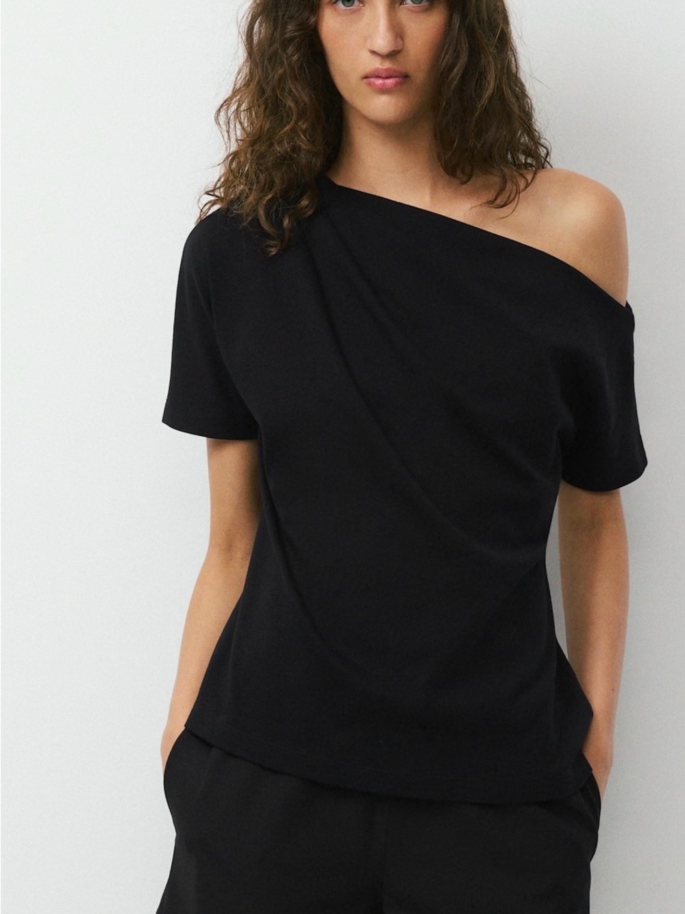 Aritzia script top, in black